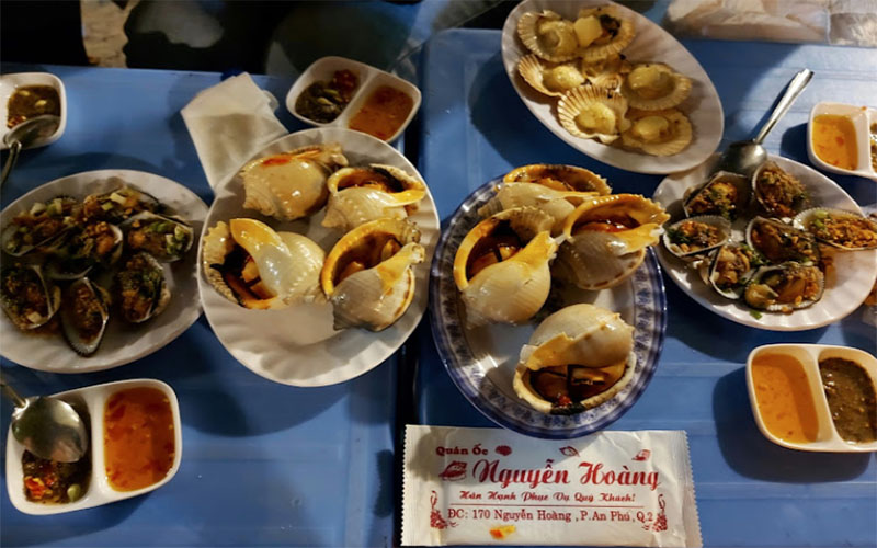 Quán ốc Nguyễn Hoàng có đa dạng các món ăn nướng, xào….