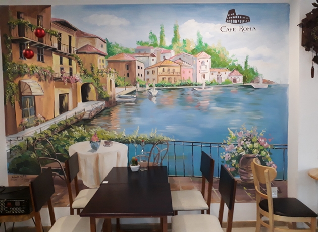 Nội thất của Café Roma được trang hoàng bởi rất nhiều bức tranh mô tả văn hóa La Mã