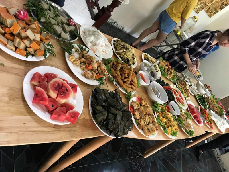 Bàn buffet chay tinh tươm cho các Phật tử cửa Chay Hoa Lư