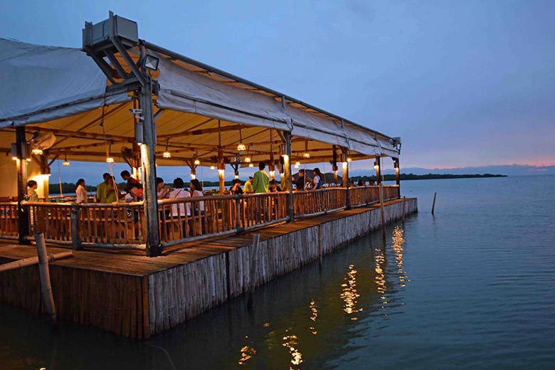 Floating-restaurant - Swan Tours - Travel Experiences, Popular Places & Explore World
