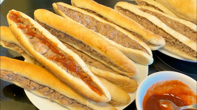 Ăn chơi vài ba cái bánh mì cay Hải Phòng, thêm cốc sữa đậu nành nóng hổi đủ là một bữa ăn no bụng ngon miệng.