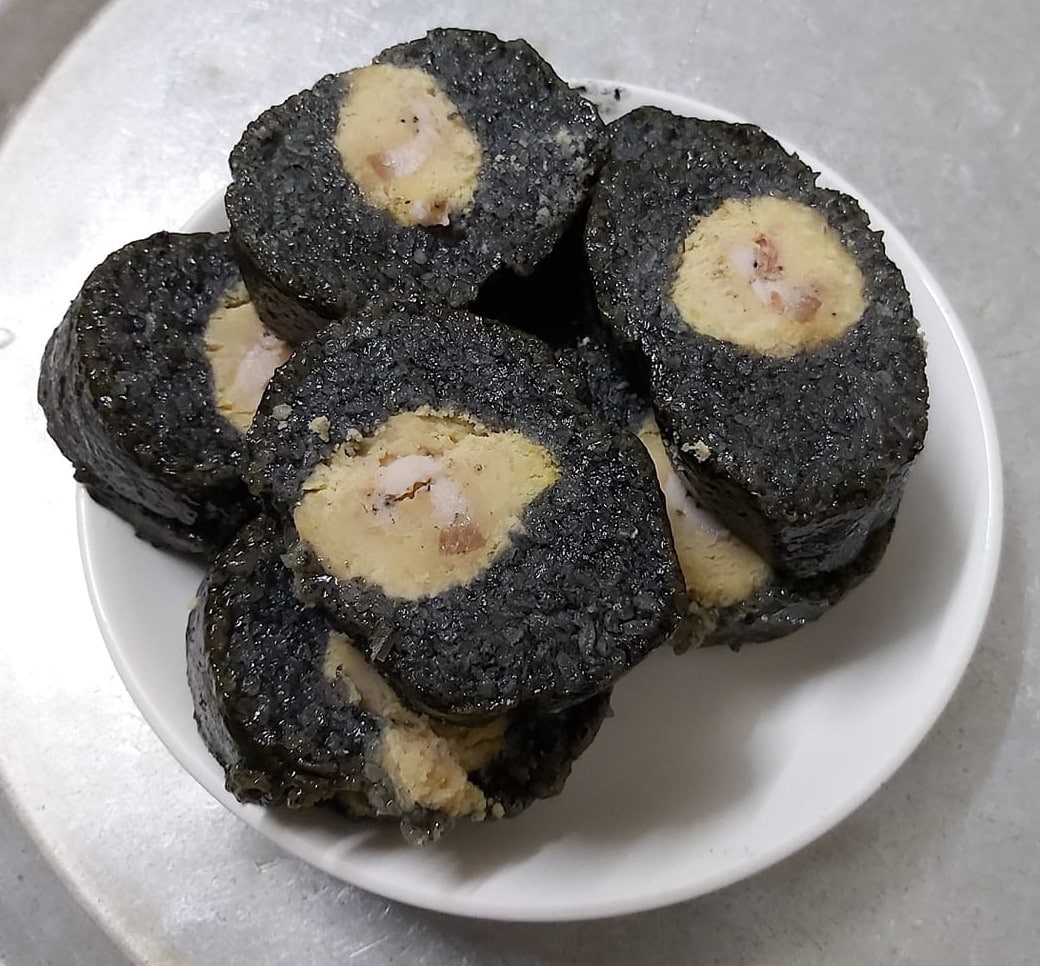 Bánh chưng đen thui Mường Lò - Đặc sản có tiếng của dân tộc bản địa người Thái