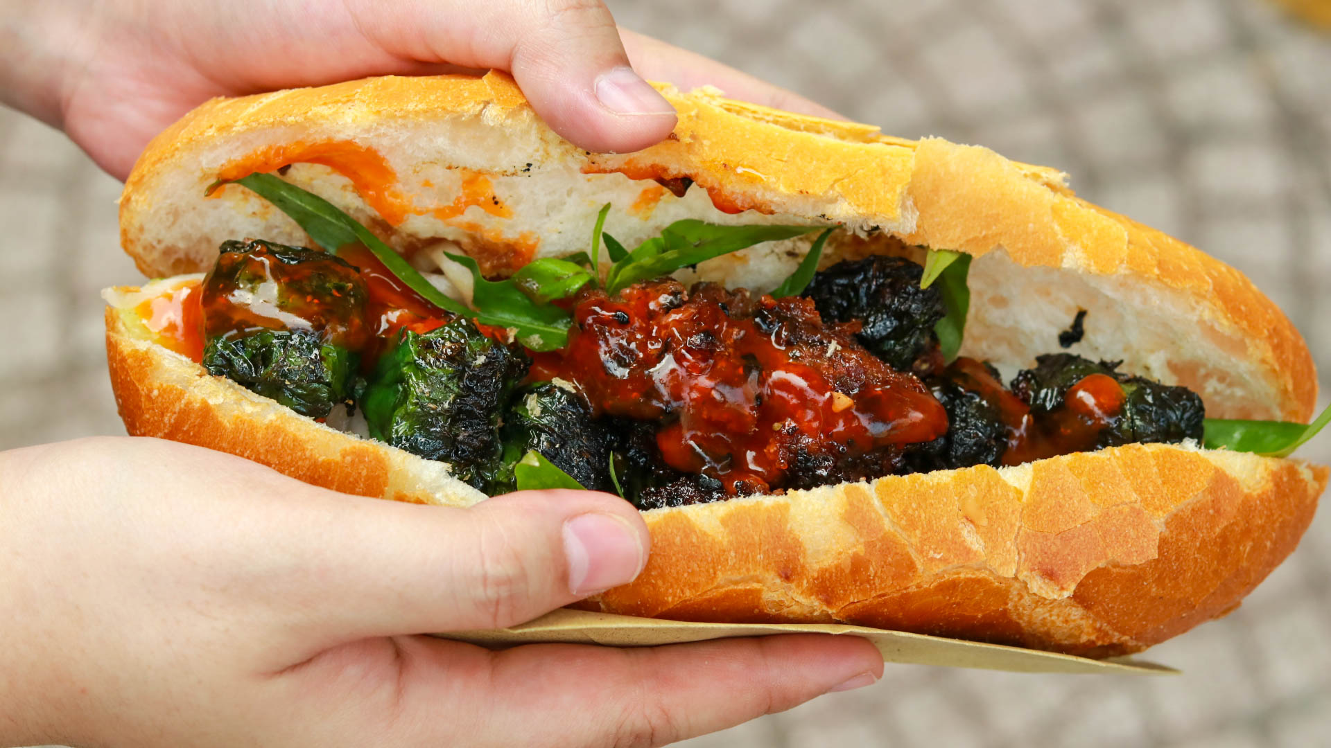 Bánh mì bò lá lốt bán trong 3 tiếng, ô tô đậu dài đợi mua không được