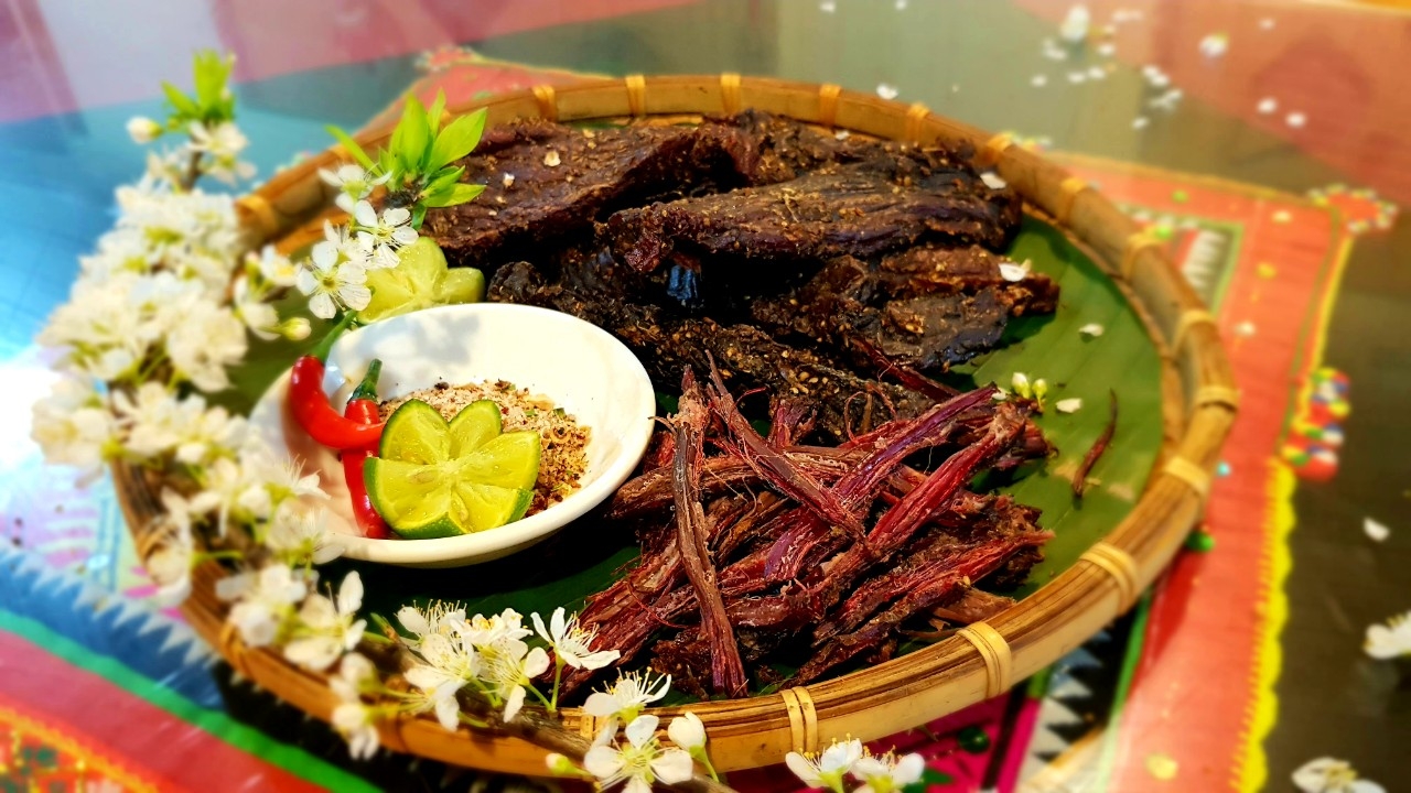 Thịt trâu gác bếp Mộc Châu – Món ngon đãi khách của dân tộc Thái