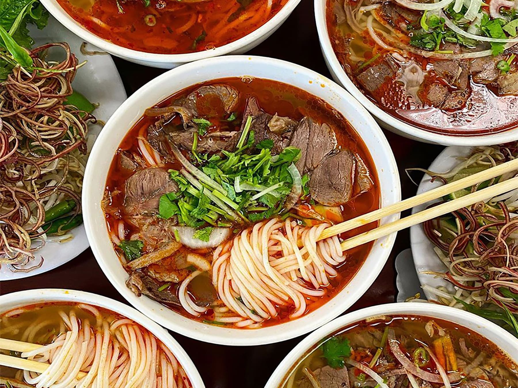 Bún bò Huế - đặc sản dân dã làm say lòng biết bao thực khách | Cơm Niêu Sài Gòn