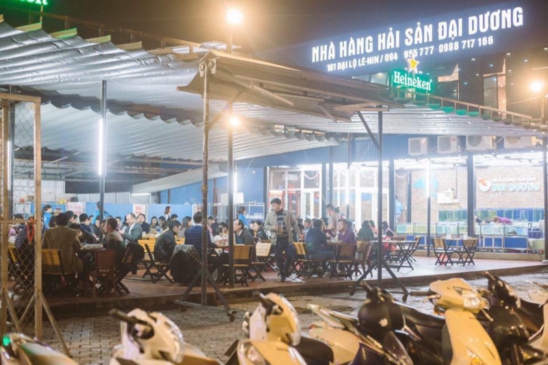 Không gian nhà hàng rộng rãi, tiếp theon được lượng khách lớn