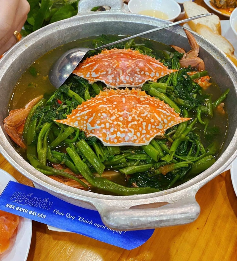 Không gian nhà hàng sang trọng, rộng rãi