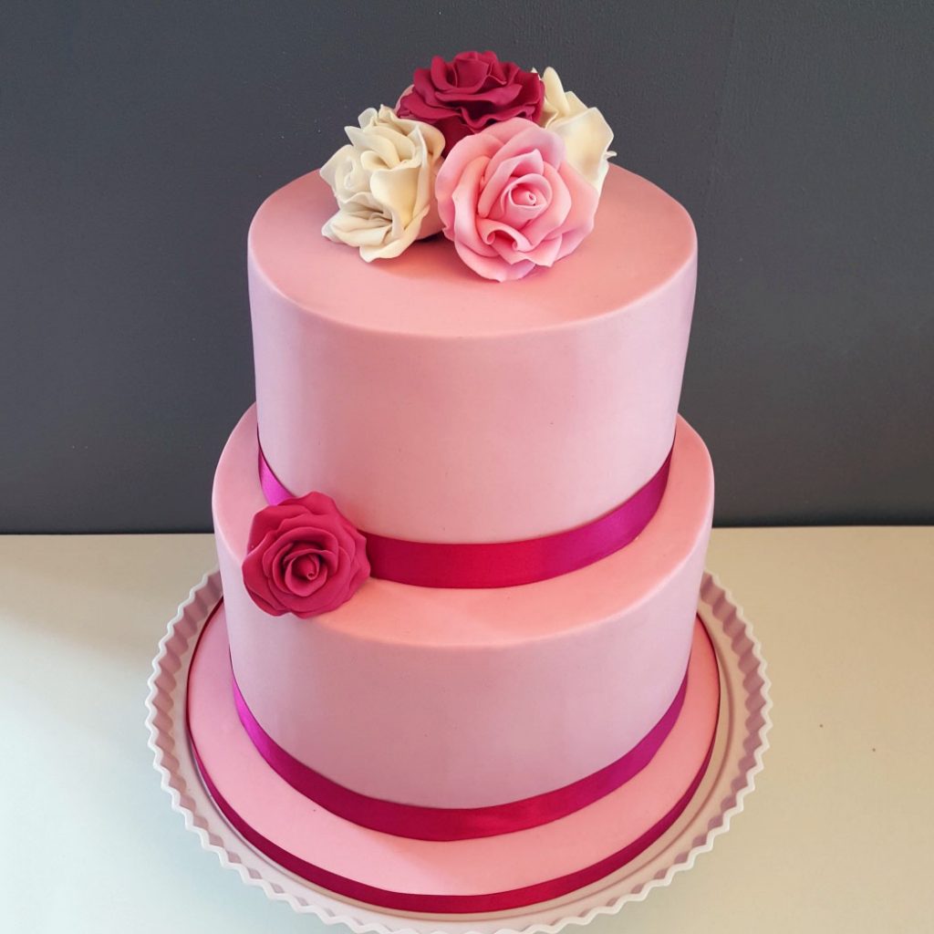 Bánh kem 2 tầng màu hồng những bông hoa hồng lãng mạn - Bánh Thiên Thần : Chuyên nhận đặt bánh sinh nhật theo mẫu