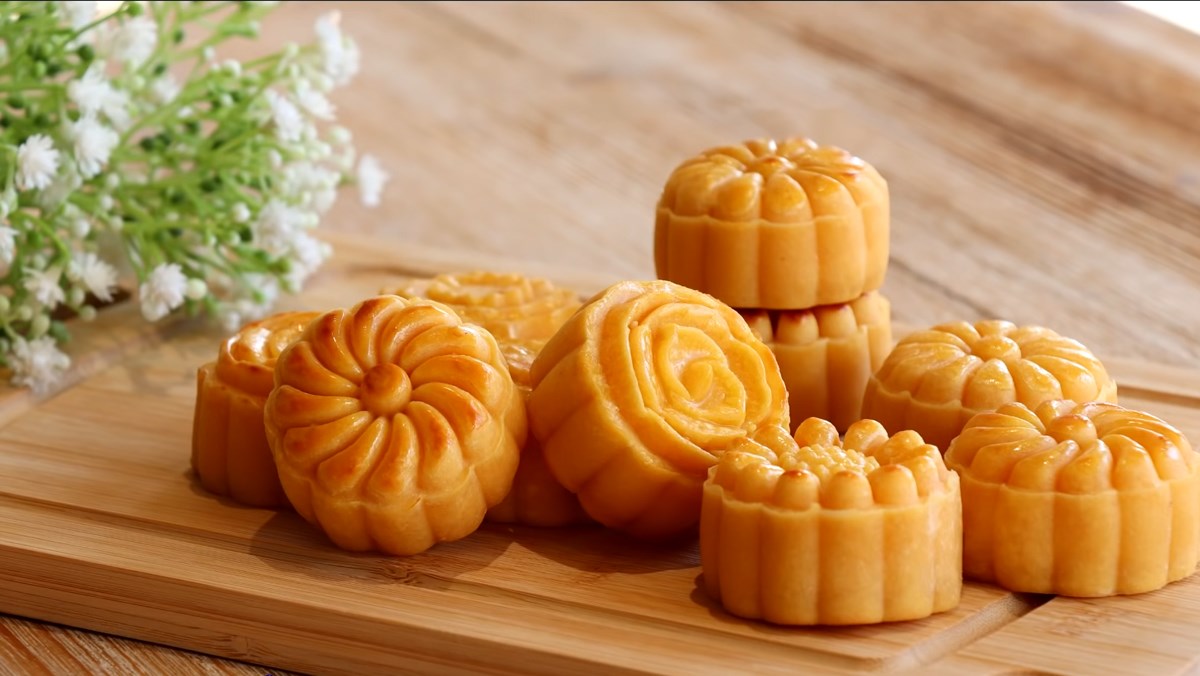 Cách làm bánh trung thu trứng sữa nhân trứng muối tan chảy thơm ngon